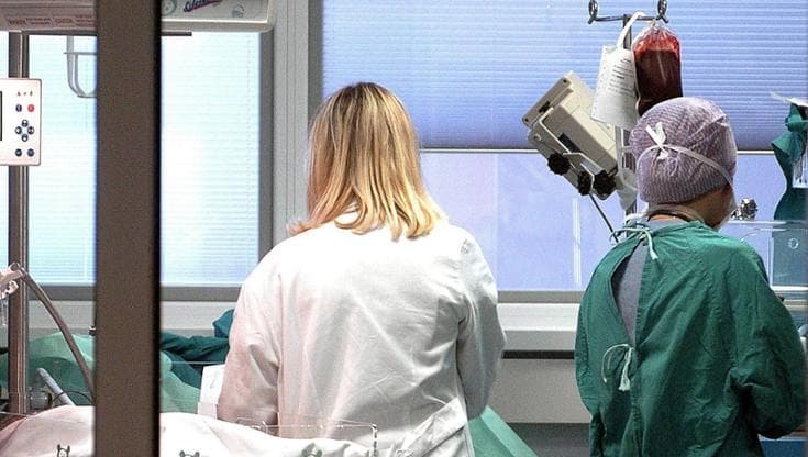 Riccione, destra contro il corso per ostetriche su trans e parto. La replica: “Tuteliamo la salute”
