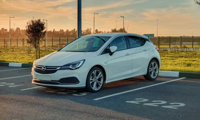 Parcheggiare in retromarcia: quando è legale e quando si rischia la multa