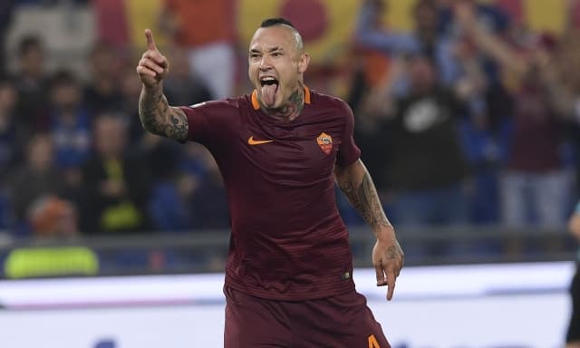 Nainggolan senza patente, passa con il rosso e sfiora un'auto della polizia. Ma lui si difende...