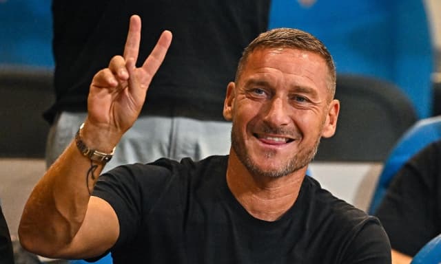 La corsa sul circuito Nascar, il poligono, gli auguri degli ex compagni, il folle compleanno di Totti a Las Vegas