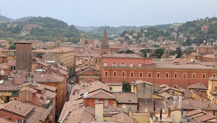 Addio città degli studenti a Bologna 660 euro per una stanza in cantina