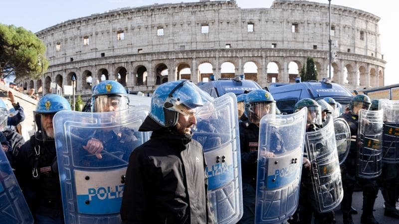 “Troppi abusi degli agenti”. Dalle scuole alle piazze, la protesta per botte e fermi