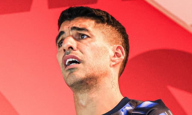 L'Uruguay fatica? Servirebbe il Pistolero... ma Bielsa non l'ha chiamato. La sofferenza di Suarez in tribuna