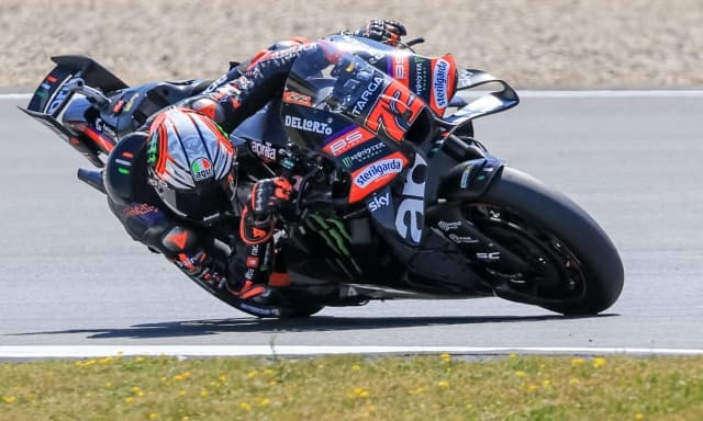 Assen, Bezzecchi parte forte nelle libere. Bagnaia è 2°. Marquez è 10° (con caduta)