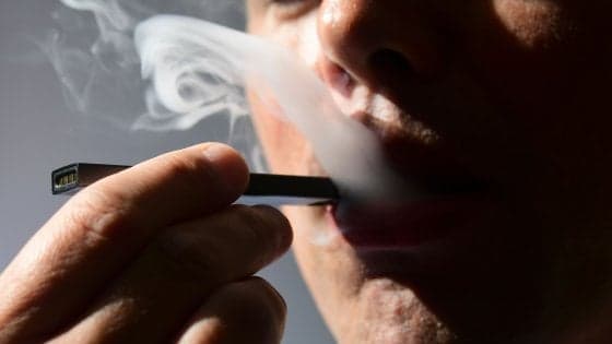 Sigarette elettroniche, l'agenzia per la salute americana: "Vitamina E acetato forte causa malattie"