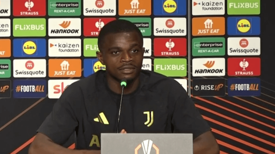 Juventus, Kalulu interrotto durante la conferenza: gli altri ridono ma lui...