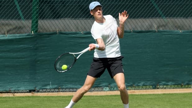 Sinner, si riparte: oggi sfida-esibizione con Norrie, lunedì il debutto a Wimbledon