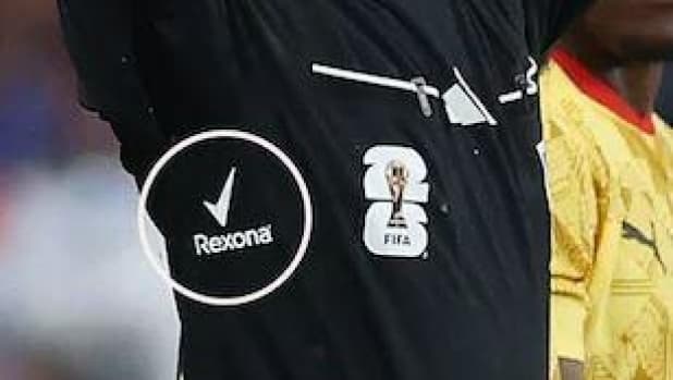 L'ultima frontiera degli sponsor: il logo di un deodorante sotto le ascelle del quarto uomo
