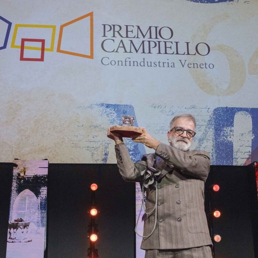 Marcello Fois vince il premio Campiello con "L'immensa distrazione", la dedica a Michela M...