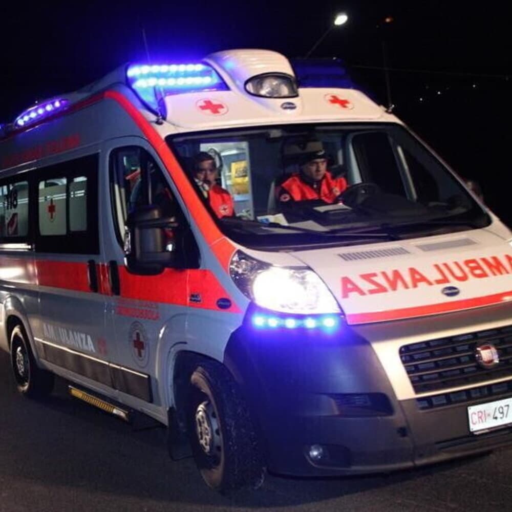 Uccide il figlio per sbaglio per fermare una rissa, i soccorritori aggrediti perché "in ritardo"