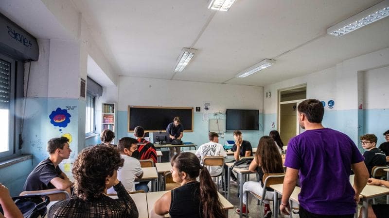 Mestre, sospesa la docente che ha tagliato i capelli a due studentesse per spiegare il “riassunto”