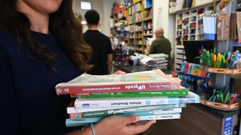 Valditara: “Introdurre credito imposta per libri di testo”. E riparte lo ‘zaino sospeso’