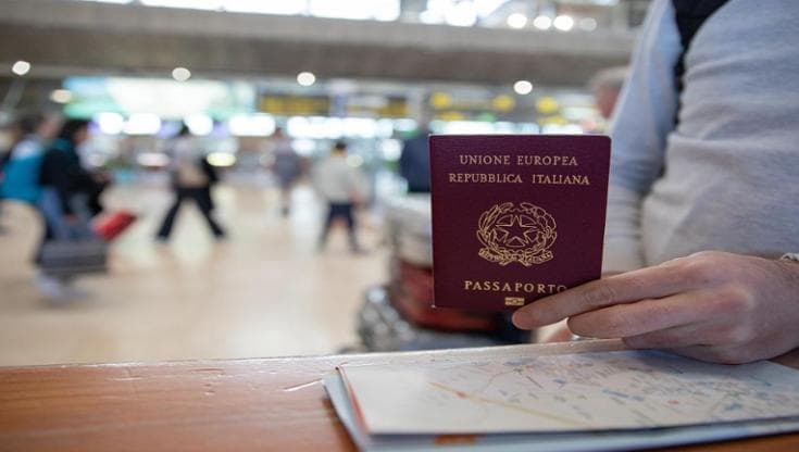 Avrebbe dovuto ottenere la cittadinanza, ma il sindaco interrompe la cerimonia: “Non sa l’italiano”