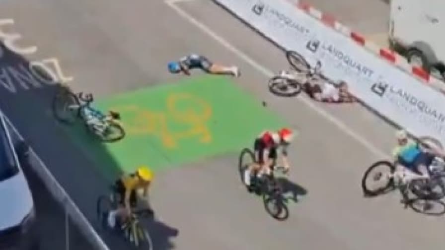 VIDEO Paura per la fidanzata di Pogacar: cade e viene investita dalle altre cicliste
