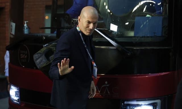 Tutti pazzi per Zizou: pochi soldi, molti applausi. E la Francia è già ai suoi piedi