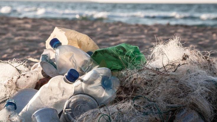 Un quintale di rifiuti raccolti su una sola spiaggia in Liguria, l’allarme di Marevivo