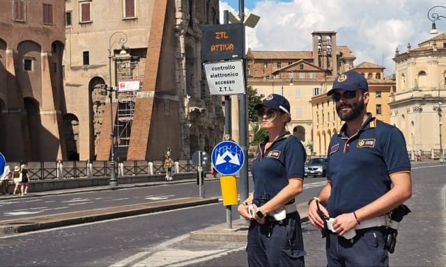 Abbassa la sponda per entrare nella Ztl, fermato e denunciato