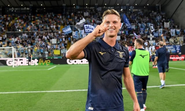 Lazio, lussazione alla spalla per Gudmundsson. Stop anche per Cataldi: l'esito degli esami