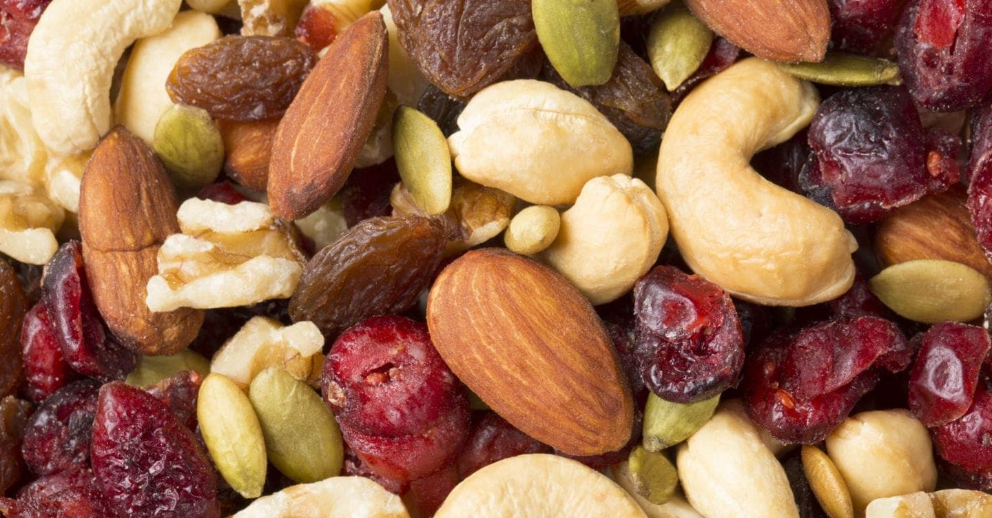 Cacao, frutta secca, cereali integrali e caffè: con i polifenoli a Natale proteggiamo il cuore