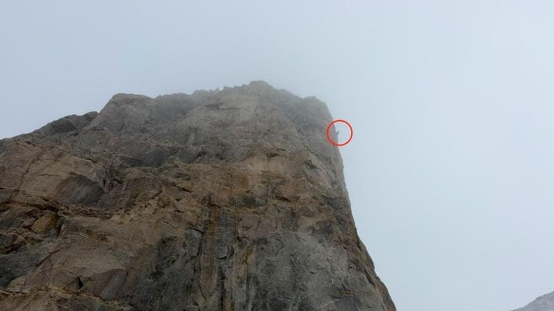 Alpinista sospeso nel vuoto a 40 metri dalla cresta del Monte Bianco: salvato con l’elicottero
