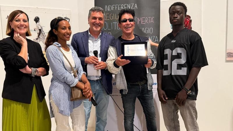 Edoardo Bennato, pittore dei migranti: “L’umanità è in cammino da sempre. Non si può fermare”