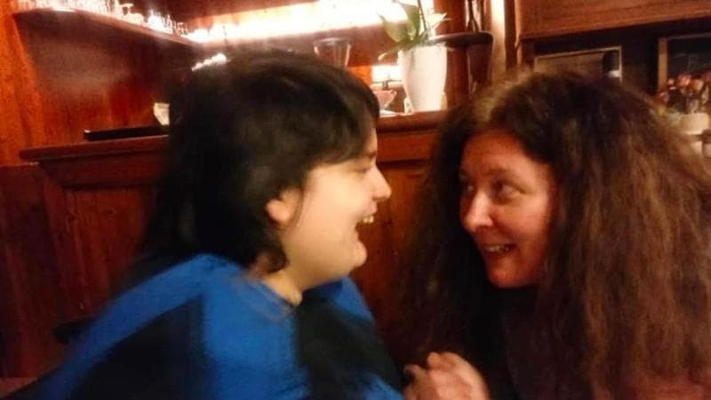 Il tormento dei caregiver: “Viviamo come in prigione per amore dei nostri cari”