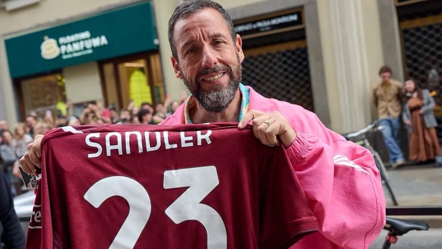 Torino, Adam Sandler con la maglia granata: il video è virale!