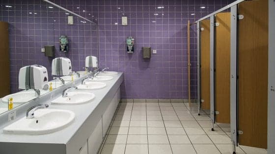 Una persona su quattro non si lava le mani dopo aver usato il bagno dell'ufficio