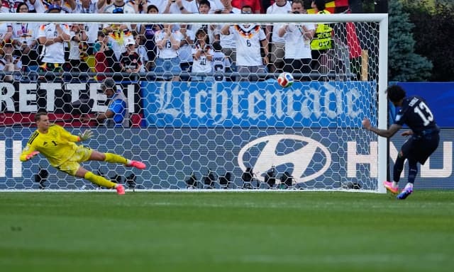 "L'Italia è scarsa". Pensi al karma, caro Mertesacker: Canale aveva un 3 come Grosso