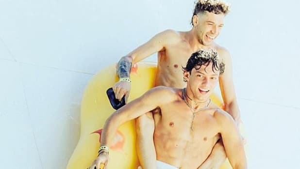 È qui la festa? Kimi scatenato per i suoi 20 anni, sfida in acqua con l'amico Bezzecchi