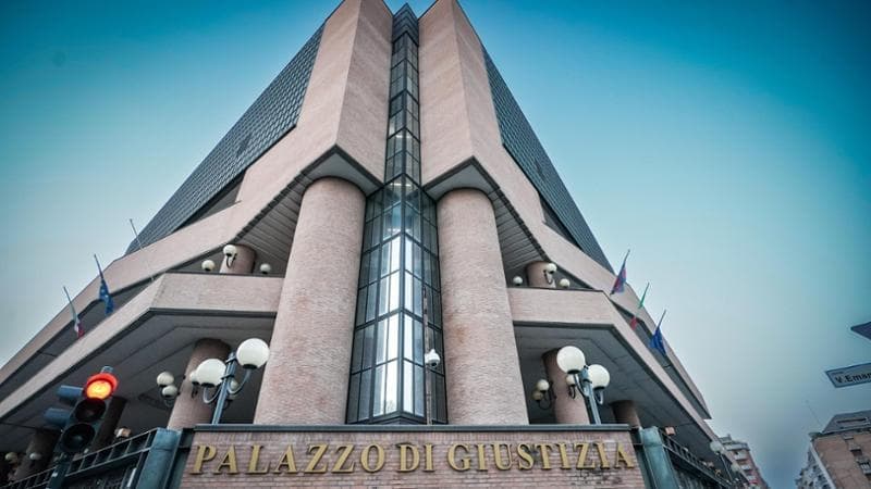 Va a processo per un’estorsione da 10 euro alla sorella: “Avevo chiesto solo i soldi per il pullman”