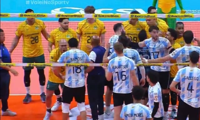 Rissa finale tra Brasile e Argentina al Sudamericano di volley. Caos forse scattato dopo insulti omofobi