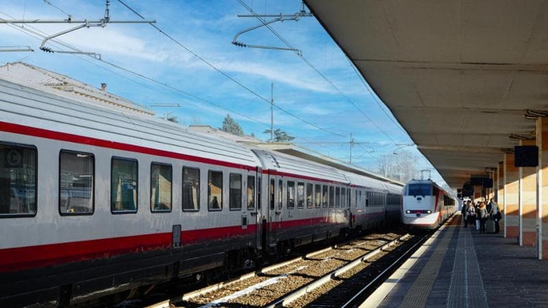 Ragazzini si scattano selfie sui binari: sospesa la circolazione dei treni sulla Milano-Venezia