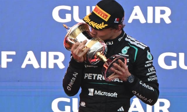 Kimi vola a +84 su Russell, Leclerc scivola a -23 da Hamilton nel derby Ferrari: la classifica del Mondiale