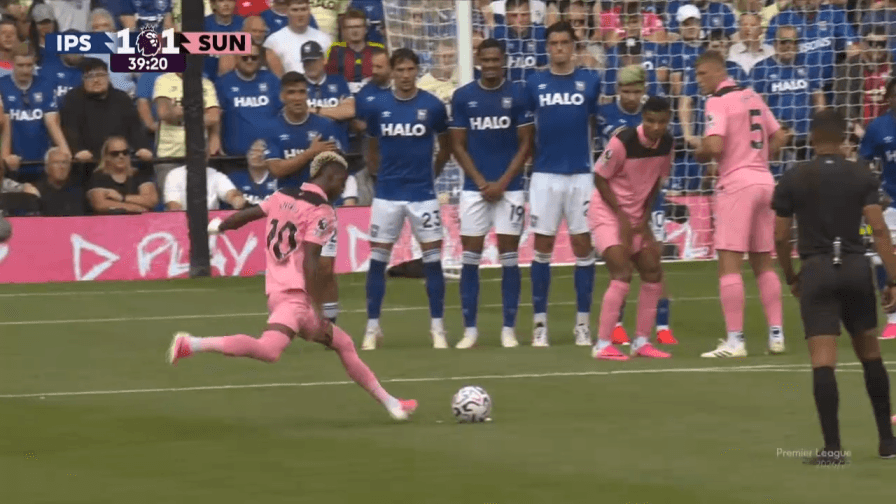 Angulo, gran gol su punizione: Ipswich-Sunderland 2-1, highlights