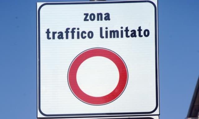 Roma, Ztl a pagamento per le auto elettriche da oggi 1 luglio