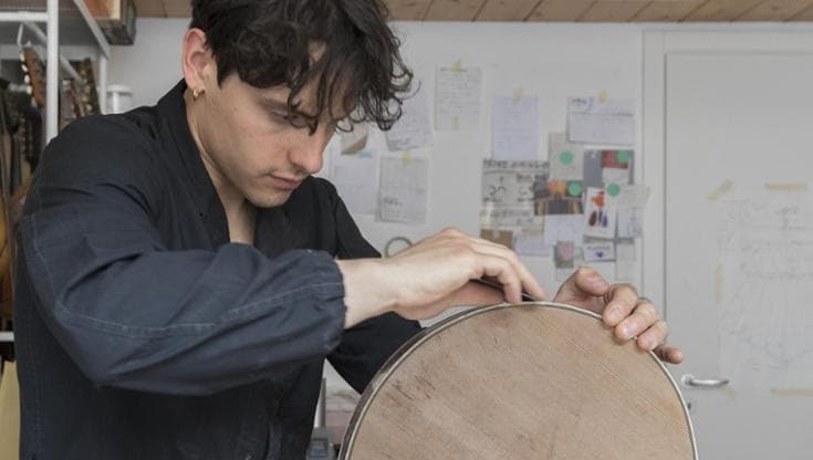 Il giovane liutaio che custodisce un mestiere antico: “Questo lavoro ha ancora un futuro”