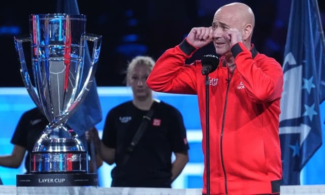 Agassi show alla Laver Cup: prende in giro Zverev, "Ora basta lamentarti", e scherza con Alcaraz