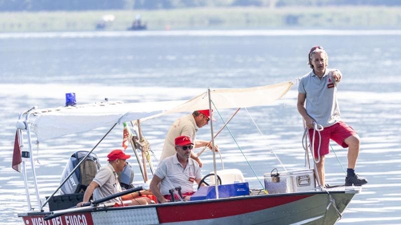 Continuano le ricerche nel lago di Vico del marito della ministra Roccella: “Forse shock termico”