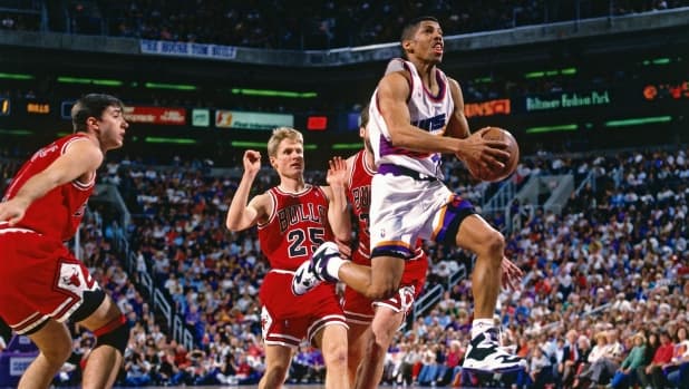 KJ, il play che sfidò Jordan: la doccia con una minorenne e la torta in faccia quando era sindaco