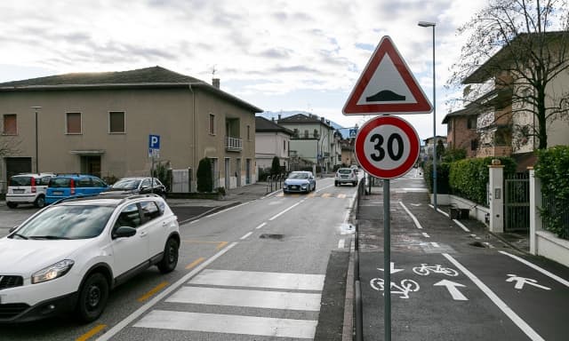 Auto che frenano da sole se si superano i limiti di velocità: la (discussa) proposta dell'UE