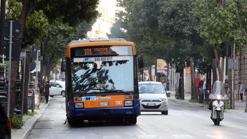 Palermo, l’autobus striscia un’auto: l’autista viene aggredito