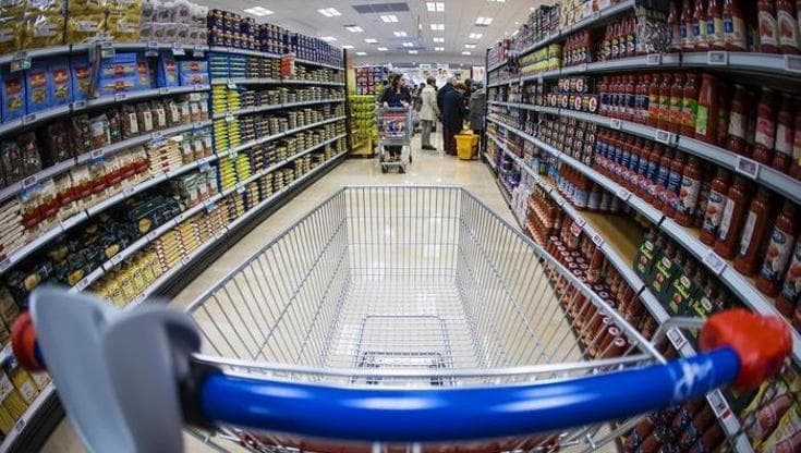 Non registrò una pentola e uno scolapasta da 30 euro: cassiera licenziata dopo 20 anni di lavoro