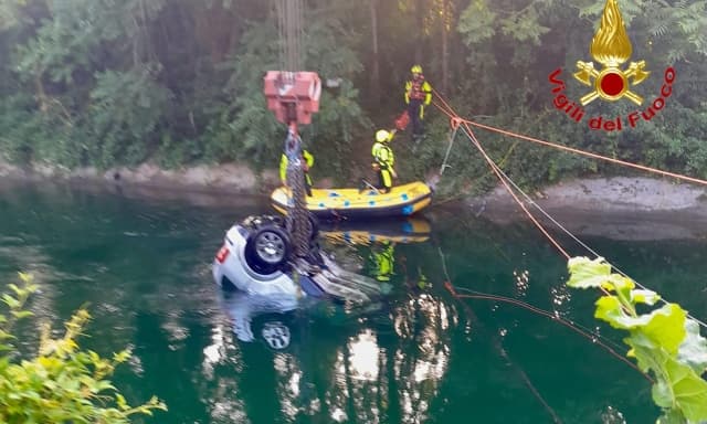 Auto precipita nel canale: morti tre giovani nel milanese