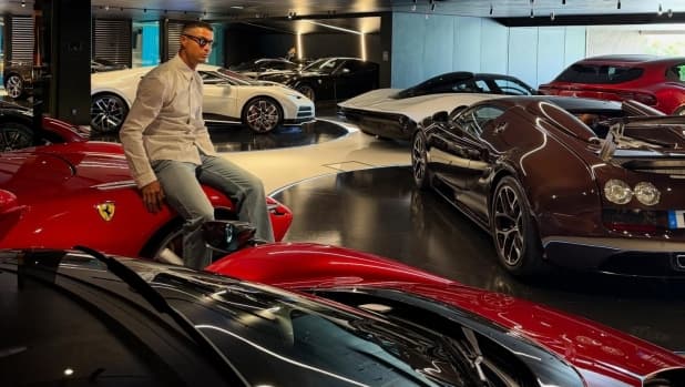 Cristiano Ronaldo mostra sui social i suoi "giocattoli": oltre 40 milioni tra Ferrari e Bugatti