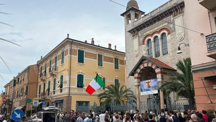 Bordighera, folla ai funerali di Bea. Padre in chiesa, madre in carcere dopo lo stop del giudice