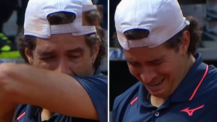 Tennista scoppia a piangere durante il servizio: l'ovazione del pubblico per Facundo Mena