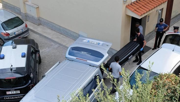 La tragedia di Finale Ligure: interrogatori e analisi dei telefoni, eseguita l’autopsia sul figlio