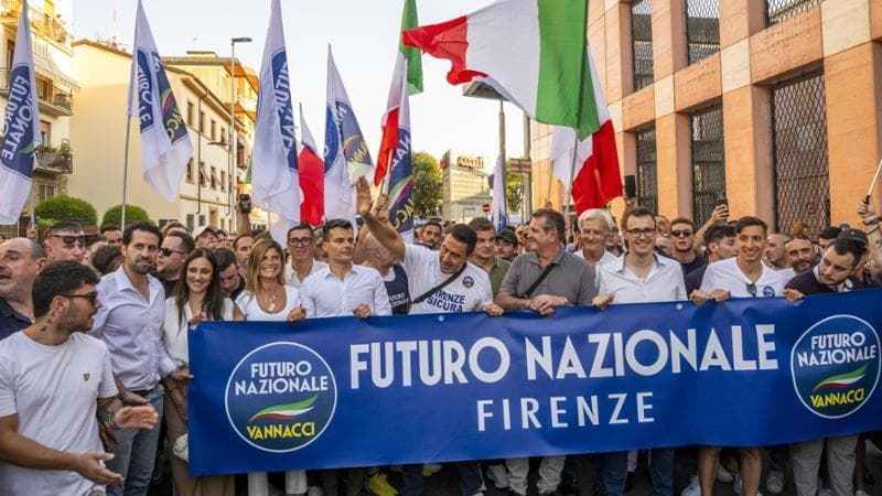 Firenze, provocazione di Vannacci: in 3000 contro la sua “passeggiata”