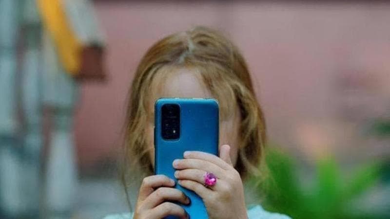 Nove bambini su dieci hanno il cellulare già a 12 anni. Gli esperti: “Social aumentano l’isolamento”